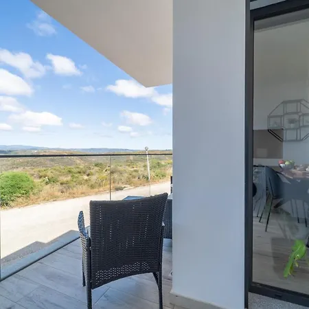 A Tarambola - Walking Distance To Monte Clerigo And Amoreira Beaches 아파트 *