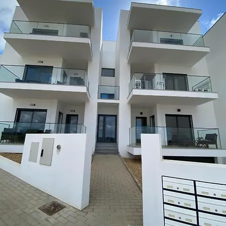 A Tarambola - Walking Distance To Monte Clerigo And Amoreira Beaches דירה